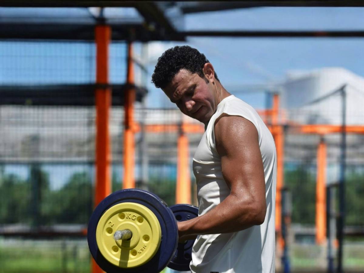 Bar chart comparing muscle mass retention in men over 40: strength training group retains 92% lean mass vs. cardio-only group losing 18% over 12 months